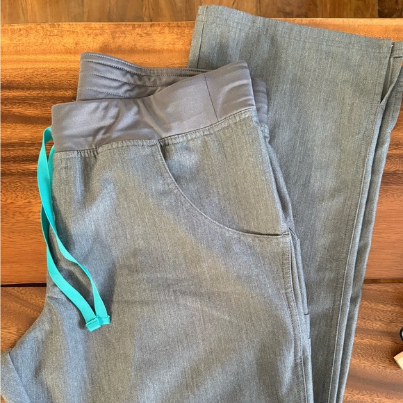 Figs Scrub Set - Heather GrayTechnical V-Neck Top with Pants - Picture 12 of 12